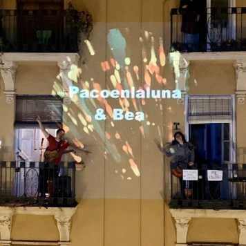 Pacoenlaluna & Bea - Concierto improvisado desde el balcón #coronavirus #EntreTodosNosCuidamos #EsteVirusLoParamosUnidos
